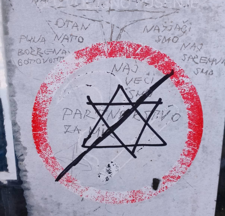 Antisemitski simboli na autobuskoj stanici u Somboru