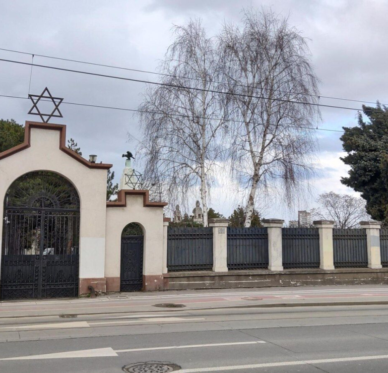 Prekrečeni antisemitski grafiti na ulazu u Jevrejsko groblje