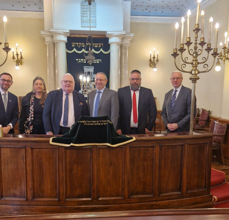 Delegacija ambasade Velike Britanije u poseti sinagogi (FOTO)
