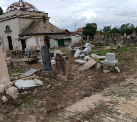 Uništeno više od 30 spomenika na Jevrejskom groblju u Somboru (FOTO)