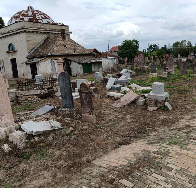 Uništeno više od 30 spomenika na Jevrejskom groblju u Somboru (FOTO)