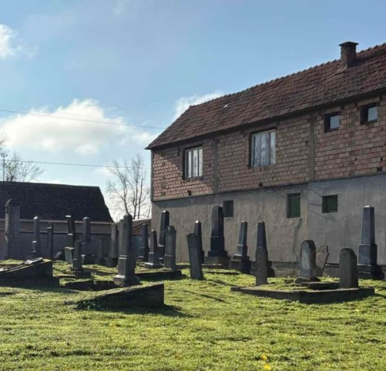 Obnovljeno jevrejsko groblje u Sremskoj Mitrovici